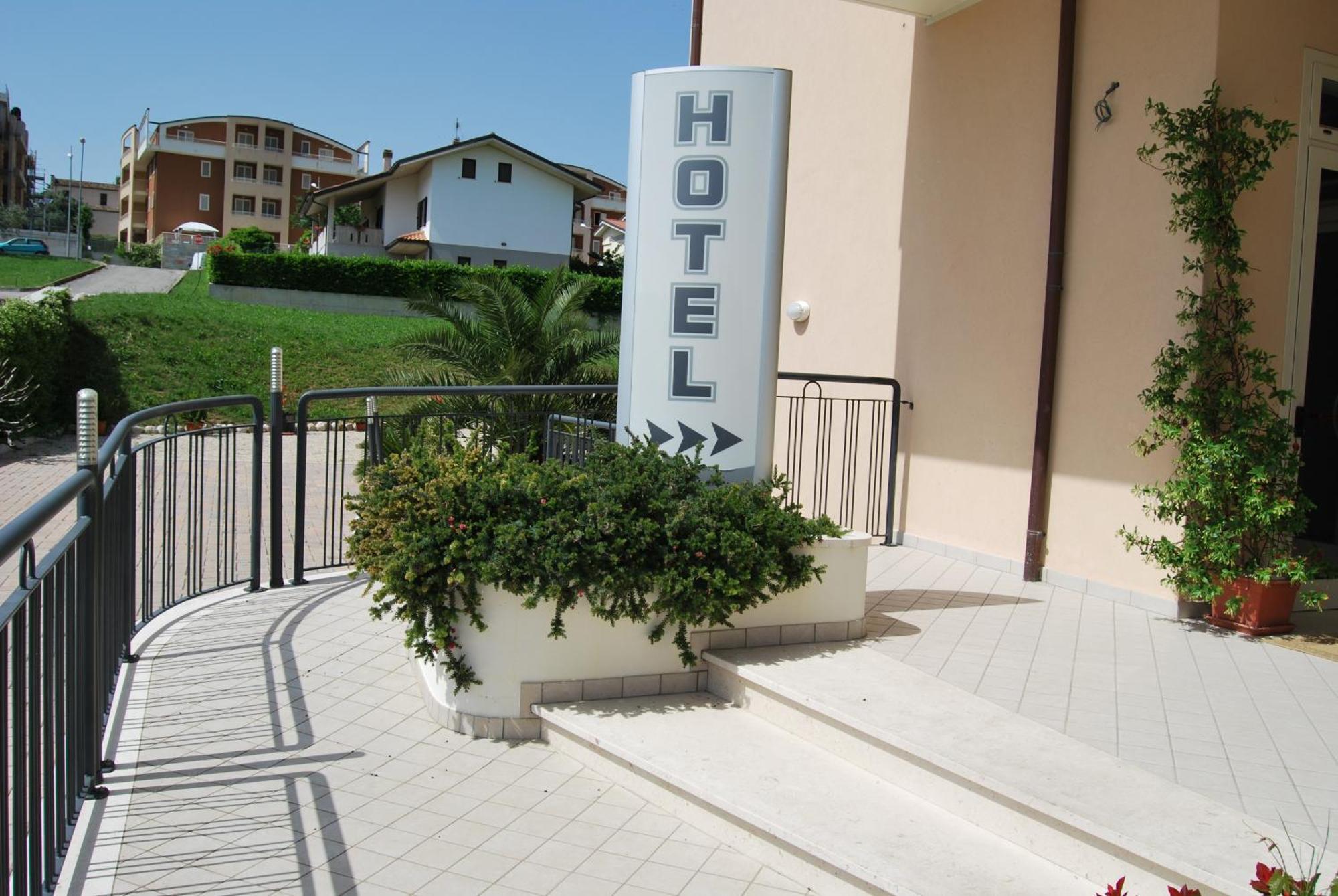 Eu Ropa Hotel Nereto Zewnętrze zdjęcie
